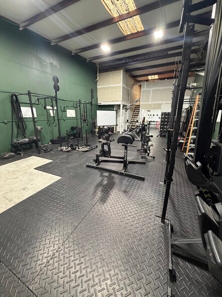 More Photos Of 705 Live Oak St, Tarpon Springs Warehouse For Lease