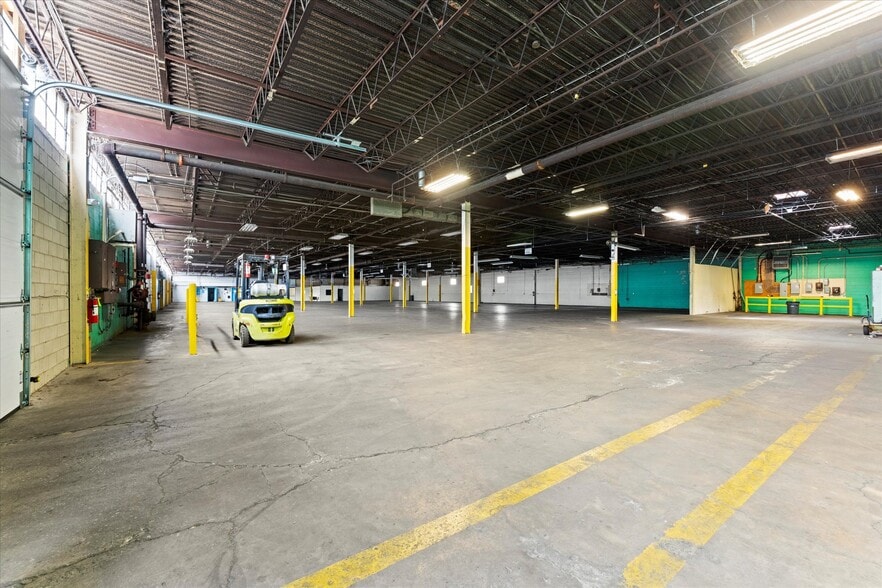 More Photos Of 1701 Shepherd, Windsor Manufacturing For Lease