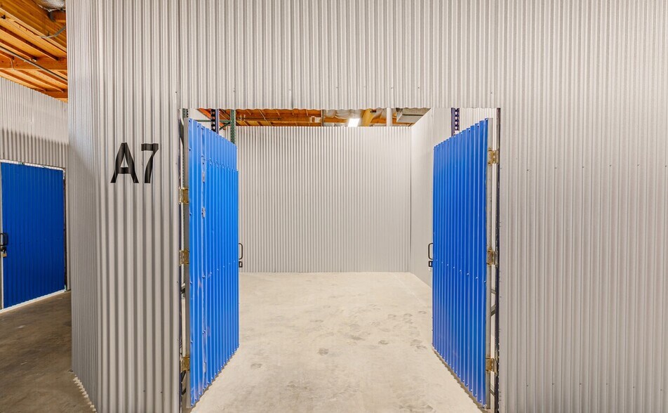 More Photos Of 10949 E Peakview Ave, Englewood Manufacturing For Lease