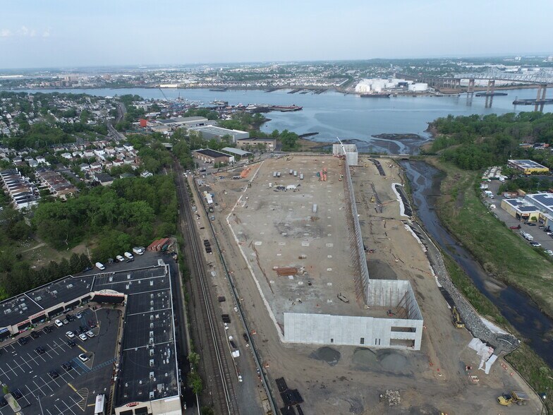 More Photos Of 1 Nassau Pl, Staten Island Warehouse For Lease