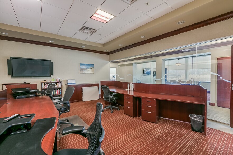 More Photos Of 2624 Patriot Blvd, Glenview Office For Sale