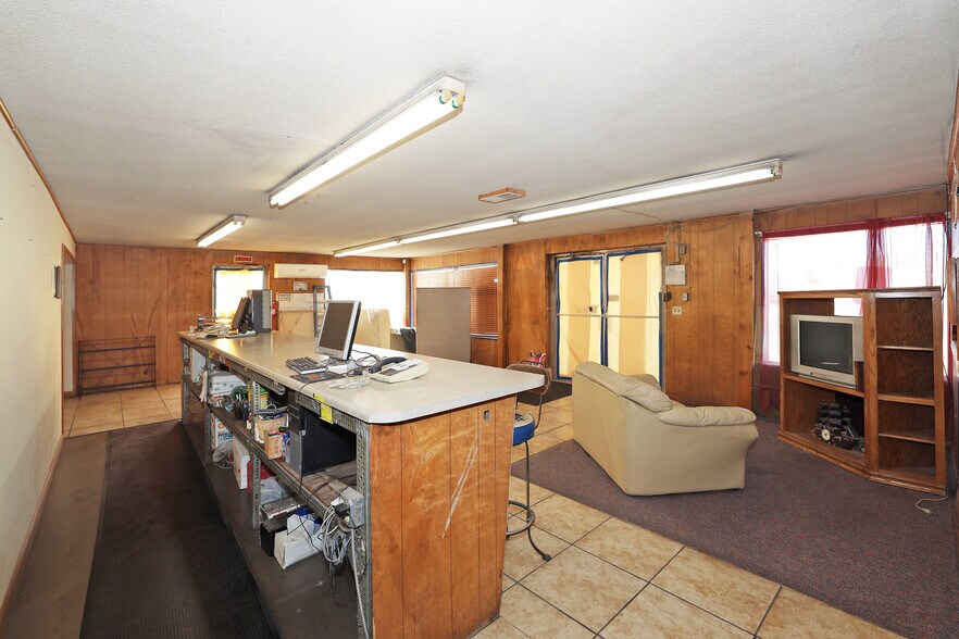 More Photos Of 1841 S Bolton St, Amarillo Auto Repair For Sale