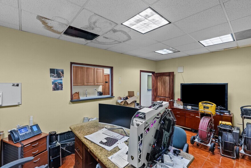 More Photos Of 4204 W Burbank Blvd, Burbank General Retail For Sale