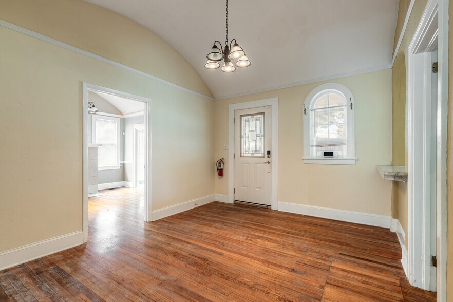 More Photos Of 519 S Ridgewood Ave, Daytona Beach Office For Sale