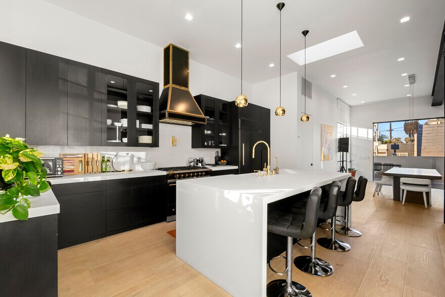 More Photos Of 1346 Abbot Kinney Blvd, Venice Office For Sale