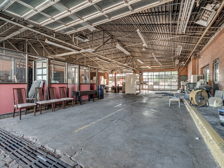 More Photos Of 2812 S Walker Ave, Oklahoma City Auto Dealership For Sale