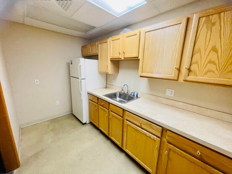 More Photos Of 52-56 Stiles Rd, Salem Medical For Lease