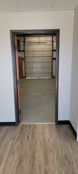 More Photos Of 3561 MacDonnell Dr, Norman Warehouse For Lease