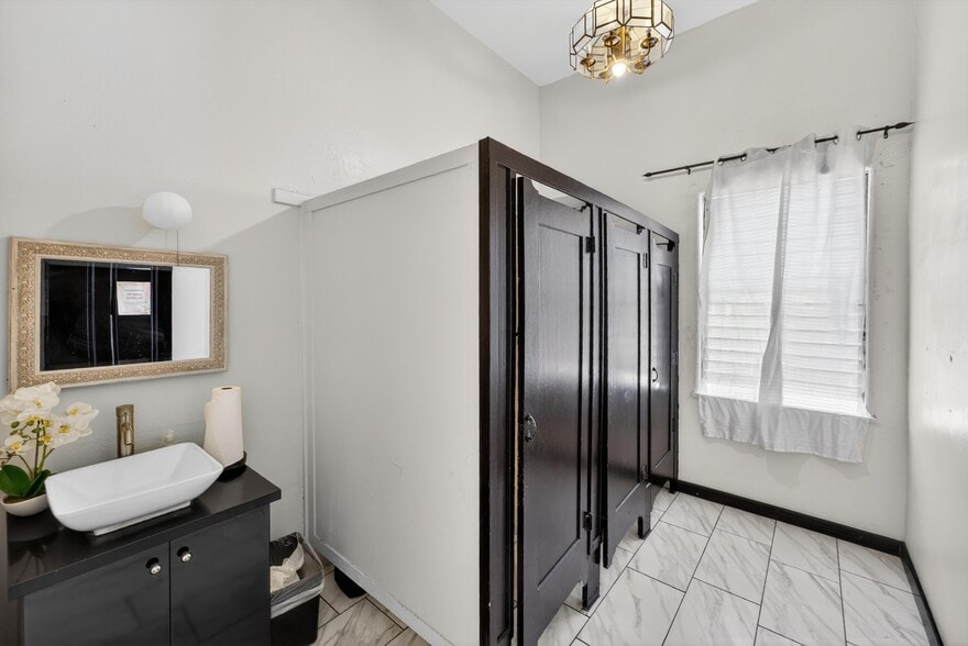 More Photos Of 7101 Menlo Ave, Los Angeles Religious Facility For Sale