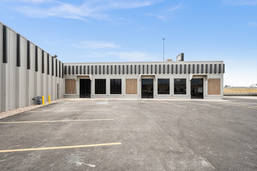 More Photos Of 7050 S 400 W, Midvale Showroom For Lease
