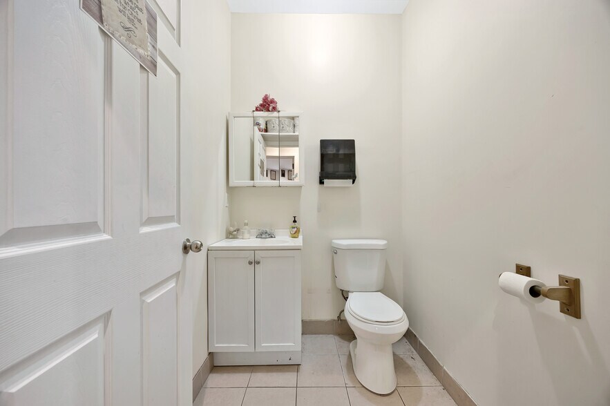 More Photos Of 14311 Willets Point Blvd, Flushing Office For Sale