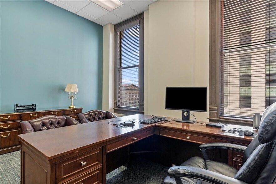 More Photos Of 200 S 6th St, Springfield Office For Lease