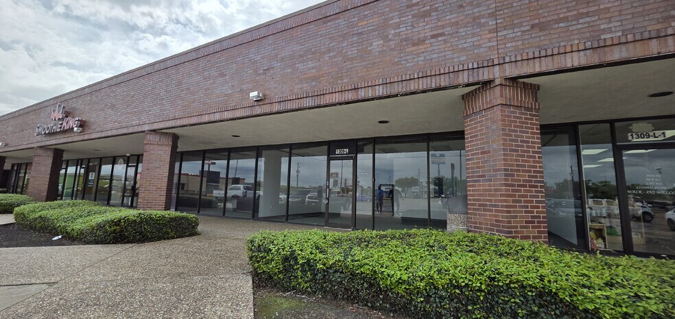 More Photos Of 1309 W Fairmont Pky, La Porte Unknown For Lease