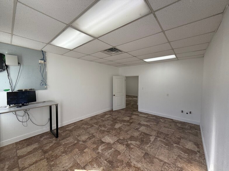 More Photos Of 9809 McCullough Ave, San Antonio Warehouse For Lease