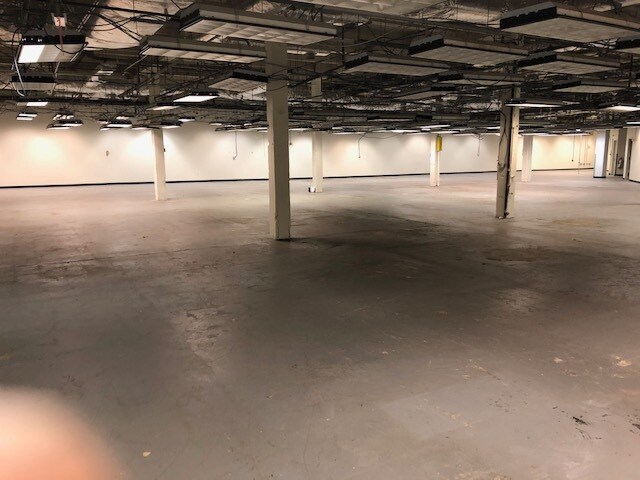 More Photos Of 2515 50th St, Woodside Warehouse For Lease