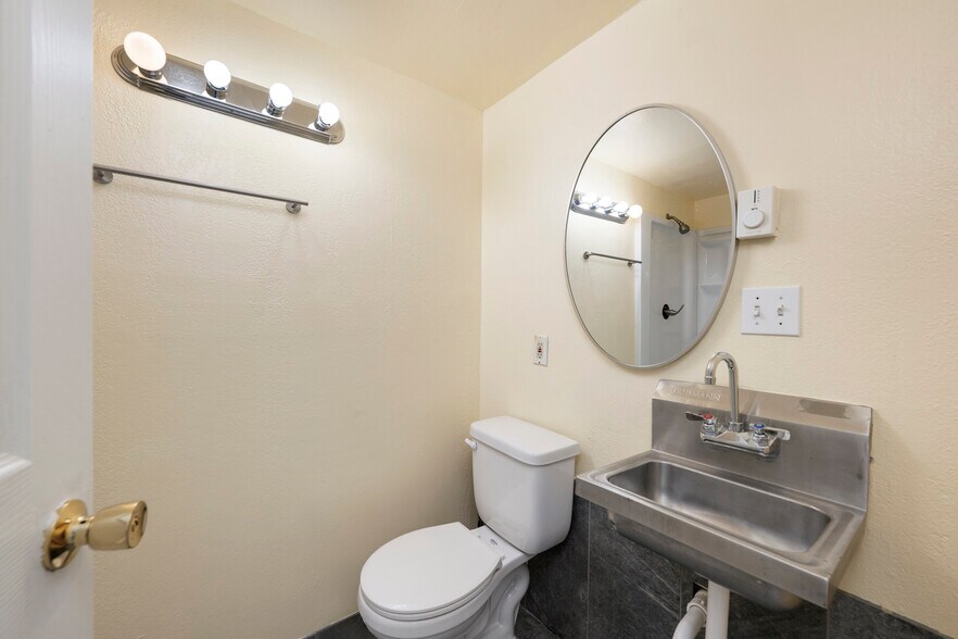 More Photos Of 695 Agate ave, Granby Flex For Sale