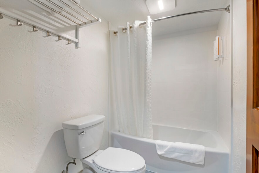 More Photos Of 250 W Church St, Mishicot Hotel For Sale