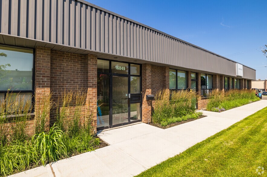 More Photos Of 16839-16849 Boul Hymus, Kirkland Light Distribution For Lease