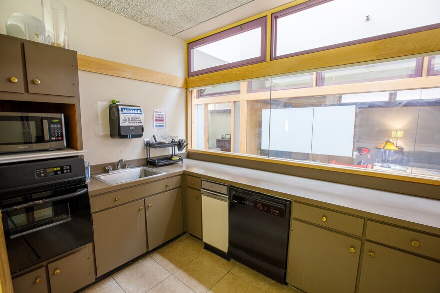 More Photos Of 3516 Covington Hwy, Decatur Office For Sale