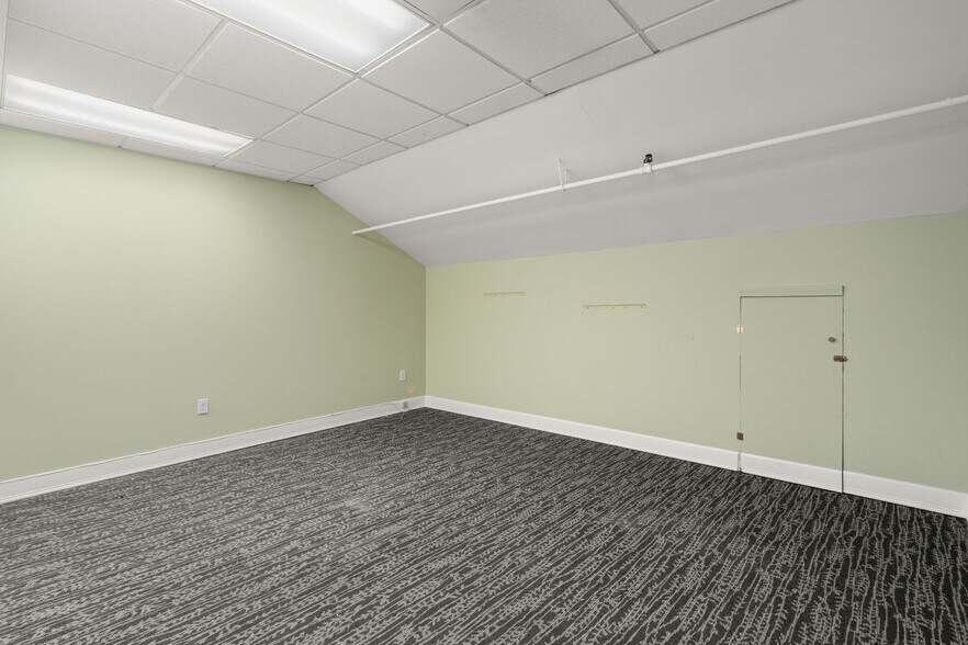 More Photos Of 109 Talcott Rd, West Hartford Manufacturing For Sale