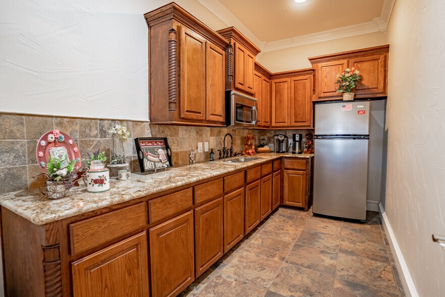 More Photos Of 8475 County Road 156, Kaufman Office For Sale