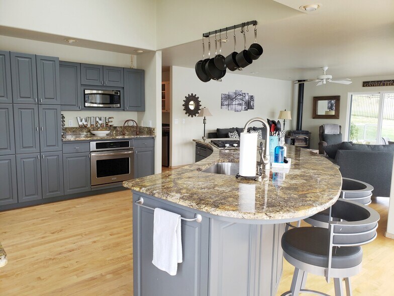 More Photos Of 335 Henderson Rd, Chelan Hospitality For Sale