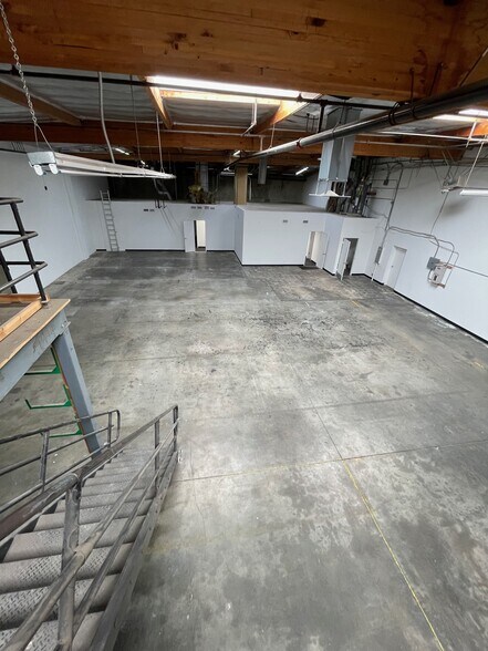 More Photos Of 19428-19434 Business Center Dr, Northridge Warehouse For Lease