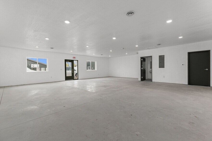 More Photos Of 1186 N Shawano St, New London General Retail For Lease