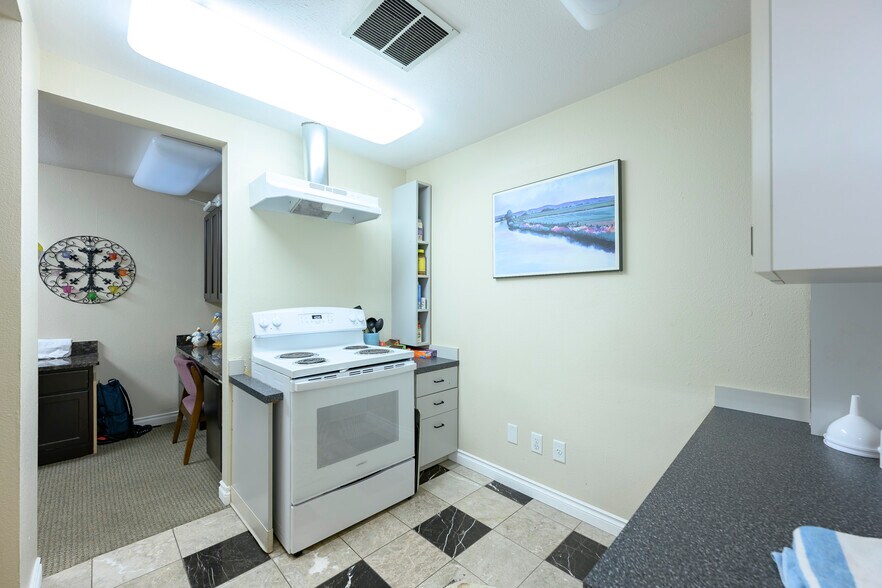 More Photos Of 504 Villa Rd, Newberg Medical For Sale