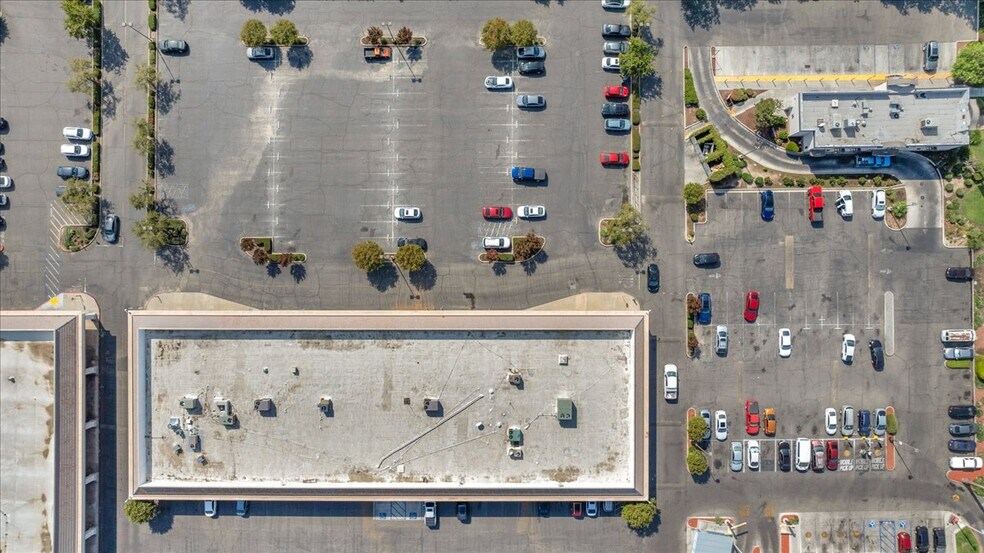 More Photos Of 5646 N Blackstone Ave, Fresno Unknown For Lease