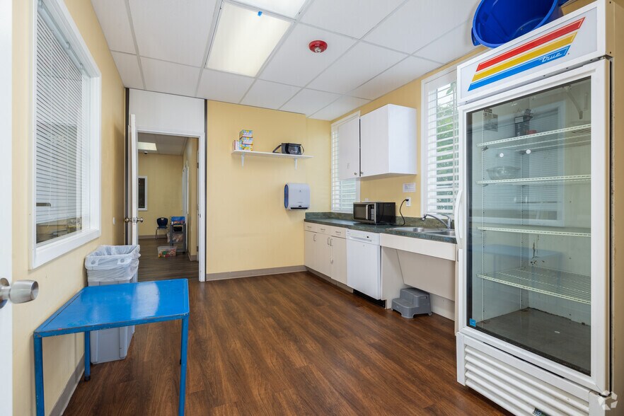 More Photos Of 11820 Huffmeister Rd, Houston Office For Sale