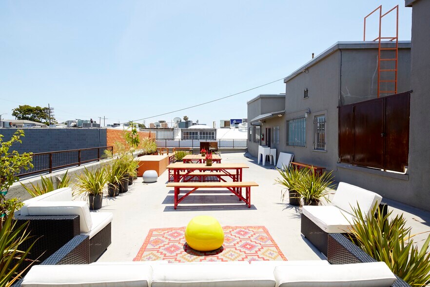 More Photos Of 210-226 Main St, Venice Storefront Retail Office For Lease