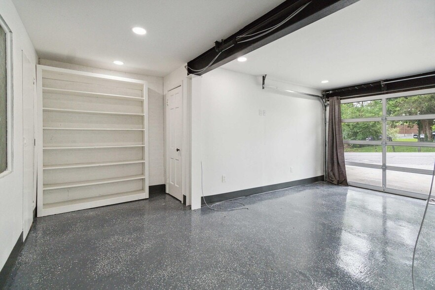 More Photos Of 104 Bennington Ct, Richmond Office For Lease