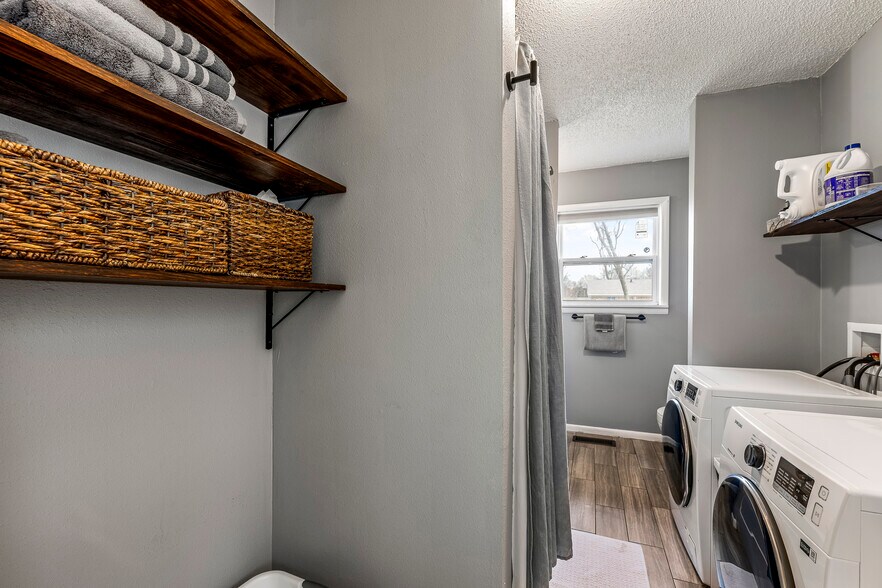 More Photos Of 110 SE 13th St, Bentonville Flex For Sale