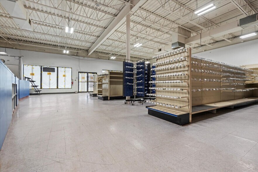 More Photos Of 516 Washington St, Ravenswood Freestanding For Lease