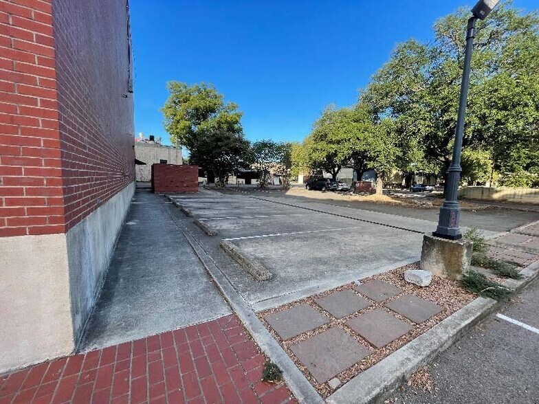 More Photos Of 401 Main Plz, New Braunfels Office For Lease