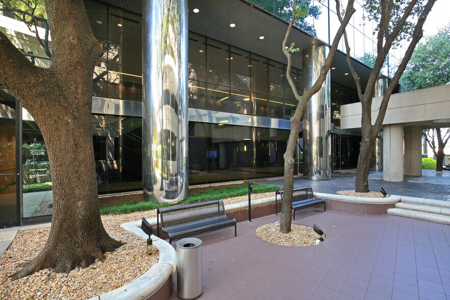 More Photos Of 3030 Lyndon B Johnson Fwy, Dallas Office For Lease