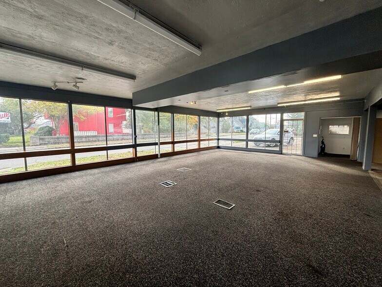 More Photos Of 1515 13th St SE, Salem Flex For Sale