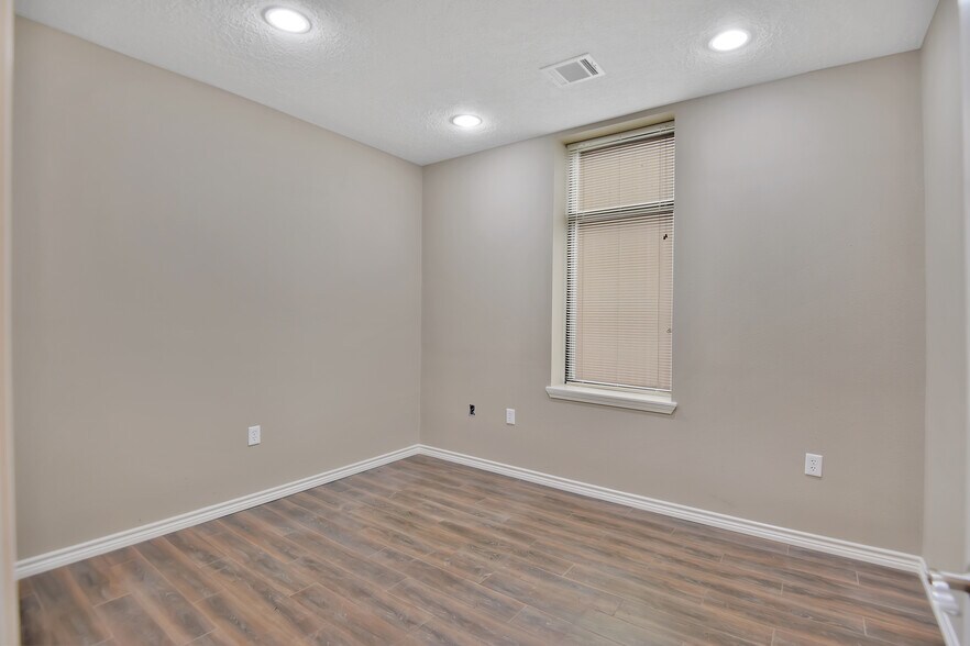 More Photos Of 20150 Kuykendahl Rd, Spring Warehouse For Lease