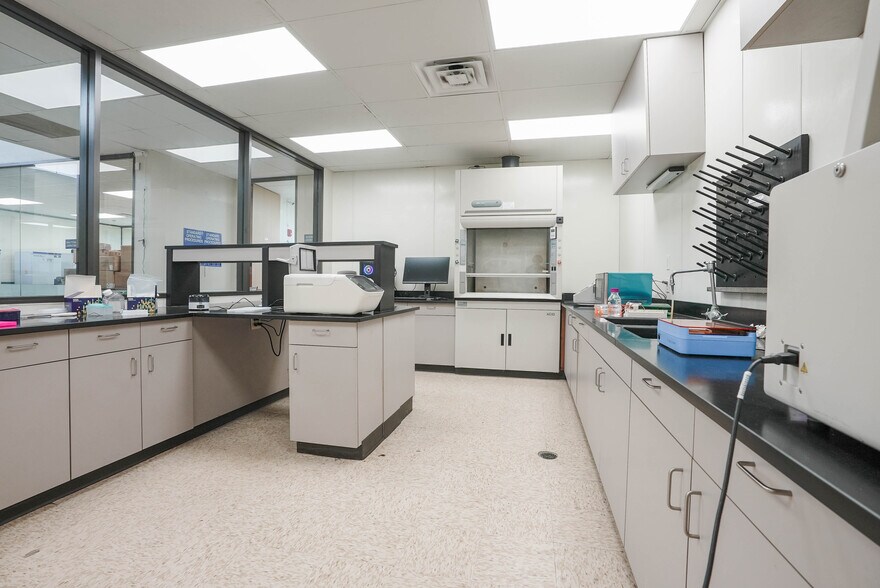 More Photos Of 10410 Corporate Dr, Sugar Land Research And Development For Lease