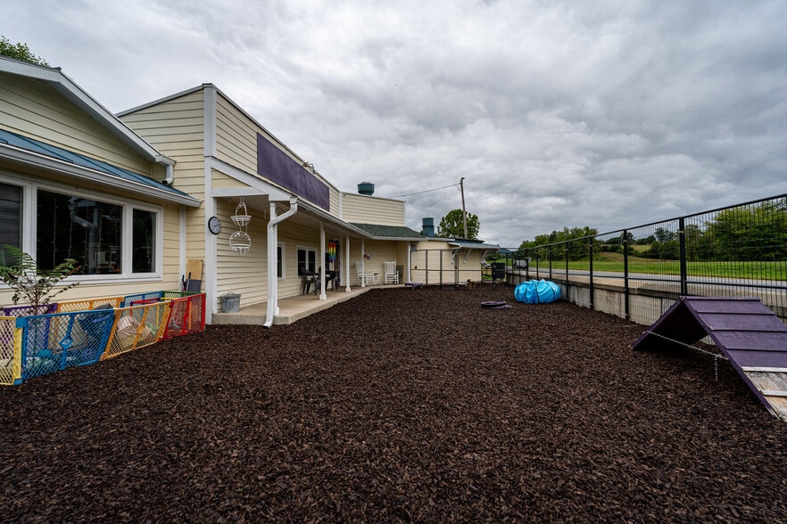 More Photos Of 12167 Lee Hwy, Sperryville Veterinarian Kennel For Sale