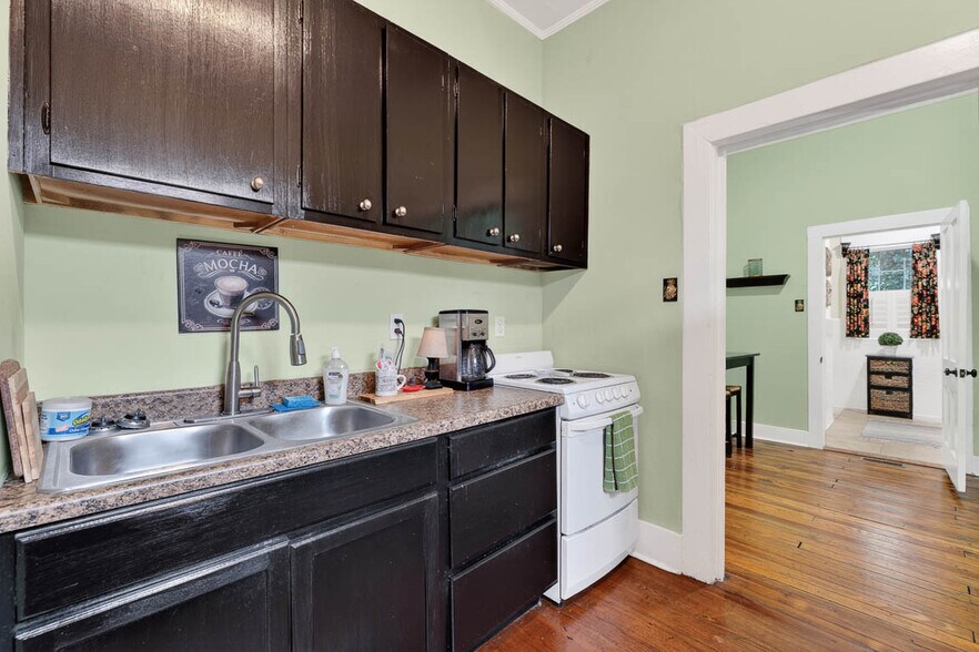 More Photos Of 1607 Norwich St, Brunswick Flex For Sale