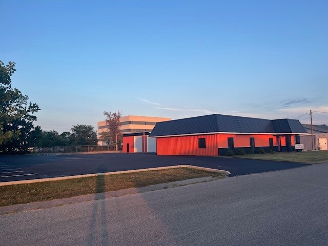 More Photos Of 1313 Newton Ave, Evansville Showroom For Lease