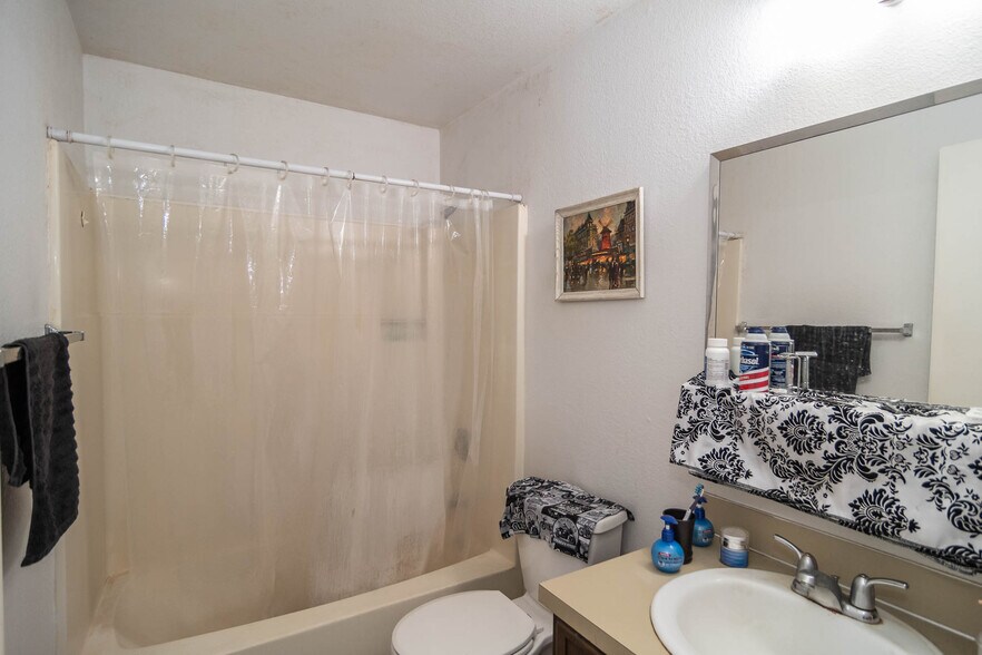 More Photos Of 1023 SE Cobb St, Roseburg Apartments For Sale