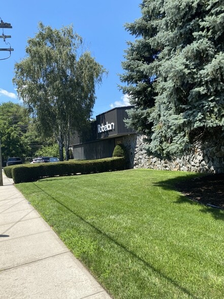 More Photos Of 395 Westbury Blvd, Hempstead Warehouse For Lease