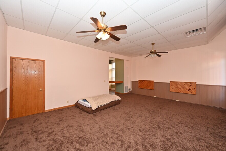 More Photos Of 111 N Market St, Winamac Showroom For Sale