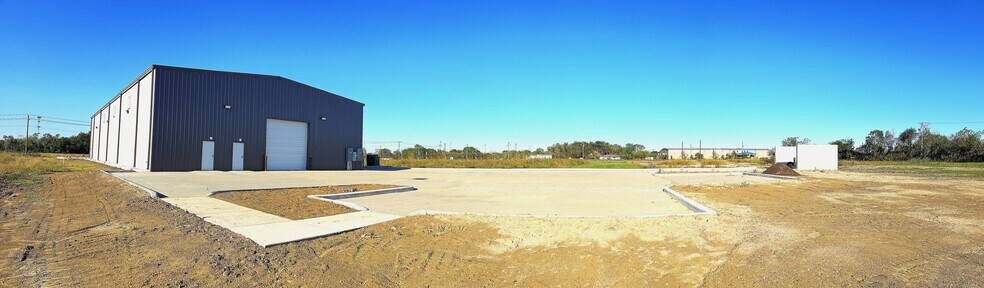 More Photos Of 320 E Olive St, League City Warehouse For Lease