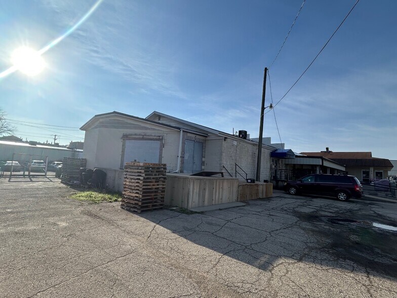More Photos Of 305 W Madison St, Waterloo Freestanding For Sale