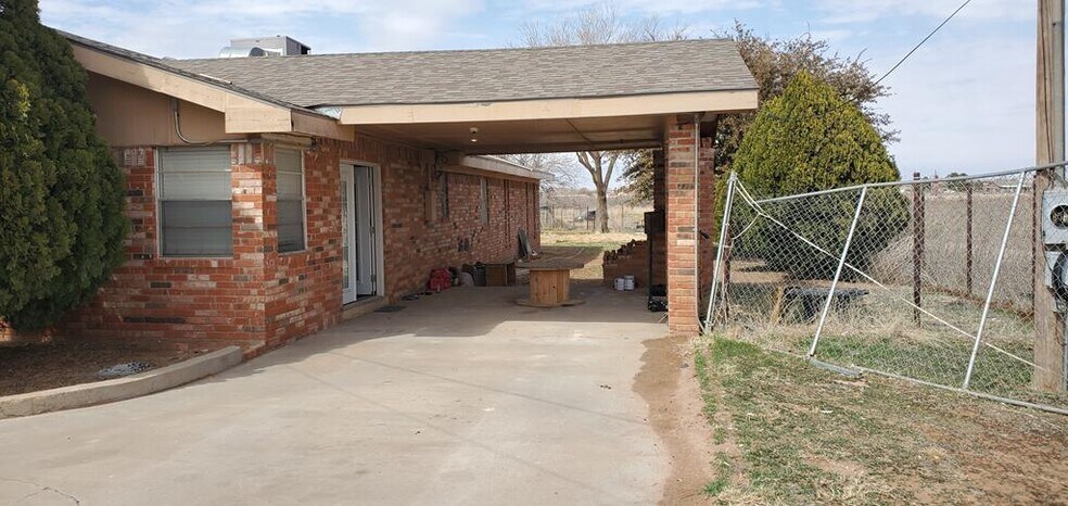 More Photos Of 901 E County Road 140, Midland Flex For Sale