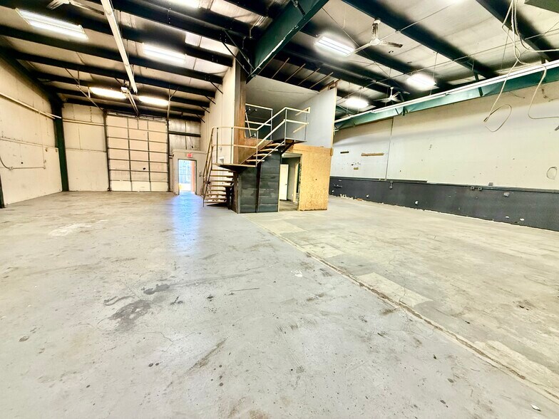 More Photos Of 1805 Industrial Park Dr, Normal Light Distribution For Lease